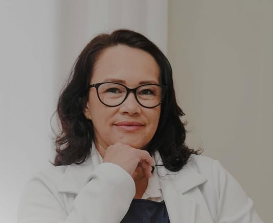 Fundadora da L'Amour, de jaleco branco, em retrato no consultório